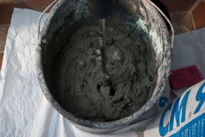 Mixing tile adhesive Mixing tile adhesive